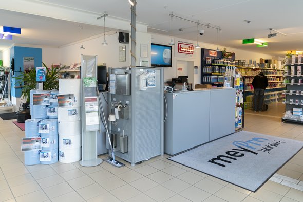 MeyPro commercialise une large palette de produits, accessoires et machines dans le domaine du nettoyage industriel et privé (produits d’entretien, papier hygiénique, papier
essuie-mains, papier pour l’industrie, petit matériel d’entretien, distributeurs, poubelles, brosses, lessives, machines de nettoyage, aspirateurs, autolaveuses, robots, chariots pour l’entretien, etc…) (crédit: Emmanuel Claude/Focalize)