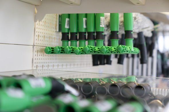 MeyPro commercialise une large palette de produits, accessoires et machines dans le domaine du nettoyage industriel et privé (produits d’entretien, papier hygiénique, papier
essuie-mains, papier pour l’industrie, petit matériel d’entretien, distributeurs, poubelles, brosses, lessives, machines de nettoyage, aspirateurs, autolaveuses, robots, chariots pour l’entretien, etc…) crédit: Emmanuel Claude/Focalize)
