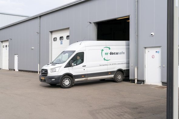 nr docusafe est actif dans la destruction de support de données (papiers, disques durs, disquettes, bandes et cartes magnétiques, cassettes vidéo, microfilms etc.) et est également spécialiste de l’archivage et de la
gestion active des documents et supports de données (crédit: Emmanuel Claude/ Focalize)