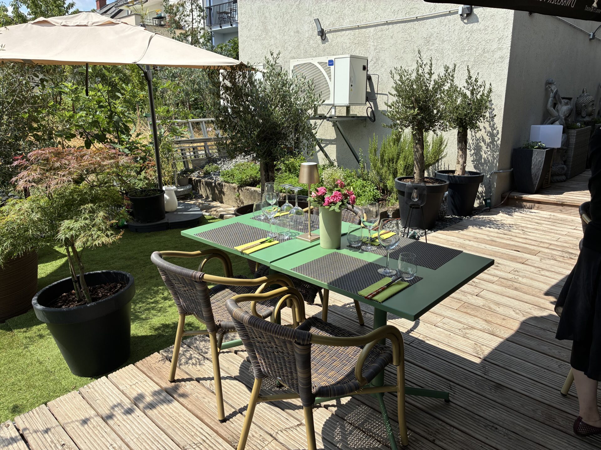 Une belle terrasse ombragée accueille les clients (crédit: C.B.)