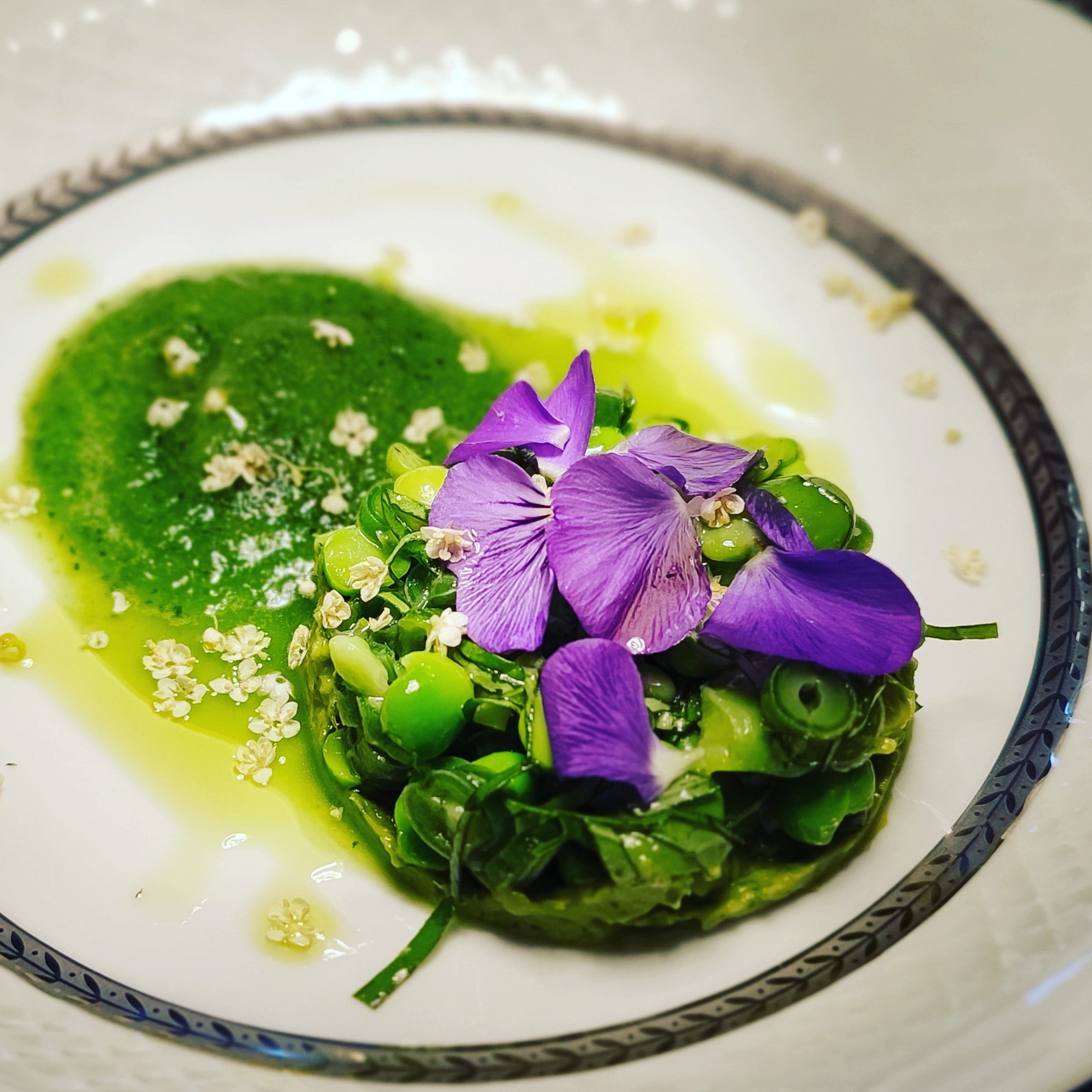 Jean-Baptiste Durand propose, sur une carte qui change régulièrement, une cuisine sans chichi mais élaborée avec finesse, pleine de saveurs, dans l’air du temps, faisant la part belle aux produits frais (crédit: Osé restaurant)