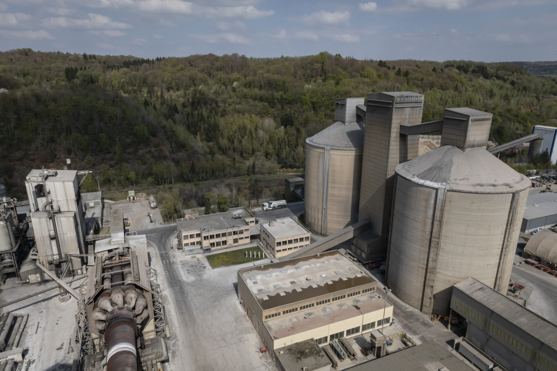 Aujourd’hui, Cimalux exploite une carrière à cheval sur la frontière franco-luxembourgeoise,
une usine de production de clinker à Rumelange ainsi qu’un centre de broyage à Esch-sur-Alzette. Les installations de stockage et d'expédition ont été agrandies et la société dispose d'une plateforme d'expédition multimodale rail-route (crédit: Laurent Antonelli/ Agence Blitz)