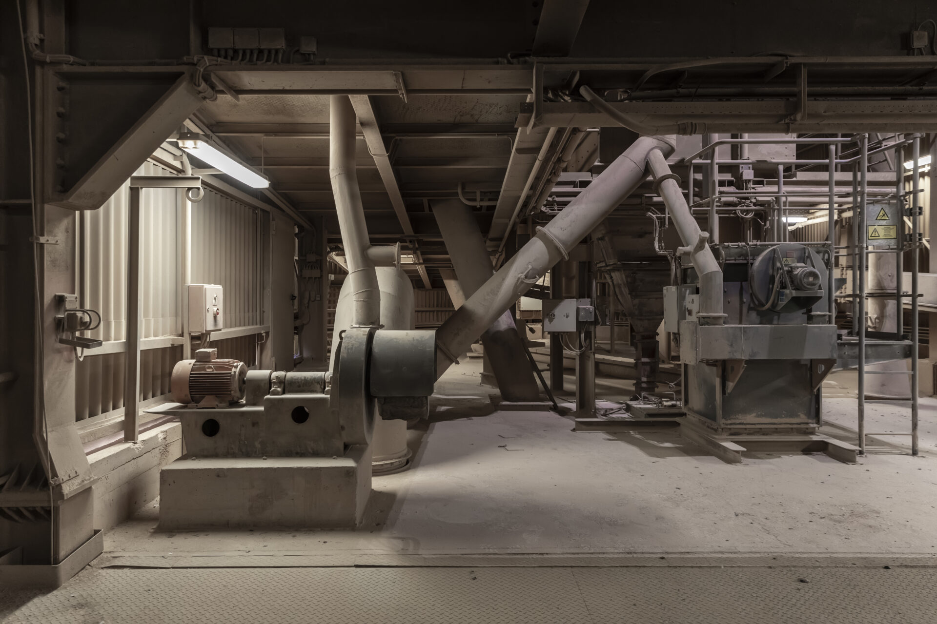 Aujourd’hui, Cimalux exploite une carrière à cheval sur la frontière franco-luxembourgeoise,
une usine de production de clinker à Rumelange ainsi qu’un centre de broyage à Esch-sur-Alzette. Les installations de stockage et d'expédition ont été agrandies et la société dispose d'une plateforme d'expédition multimodale rail-route (crédit: Laurent Antonelli/ Agence Blitz)
