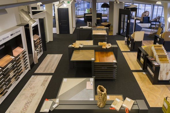 Si le métier d’origine d’Hoffmann Frères, la production de planches et de panneaux de bois (03) fait toujours partie des activités de l’entreprise, une gamme complète de produits de menuiserie (portes,parquets...) est proposée aux clients dans un showroom de 500 m2  (crédit: Emmanuel Claude / Focalize)