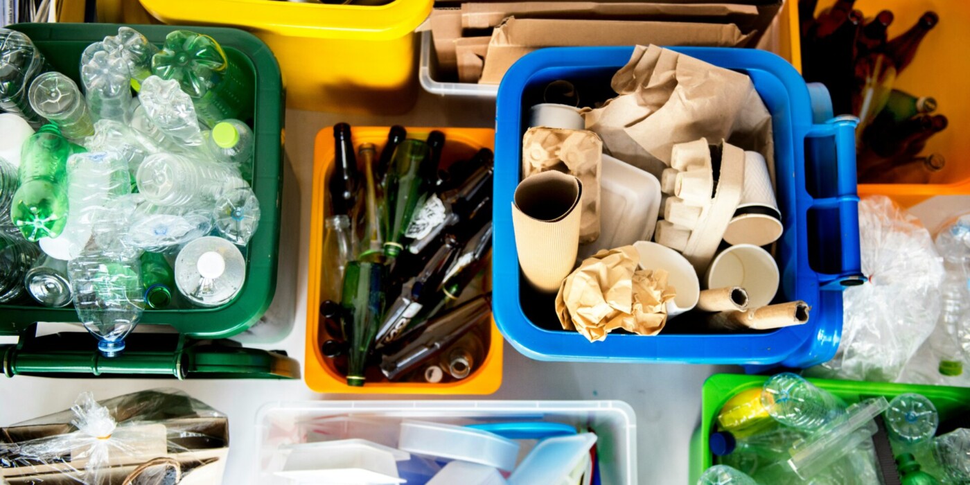 différentes sortes de déchets triés dans leurs bacs respectifs