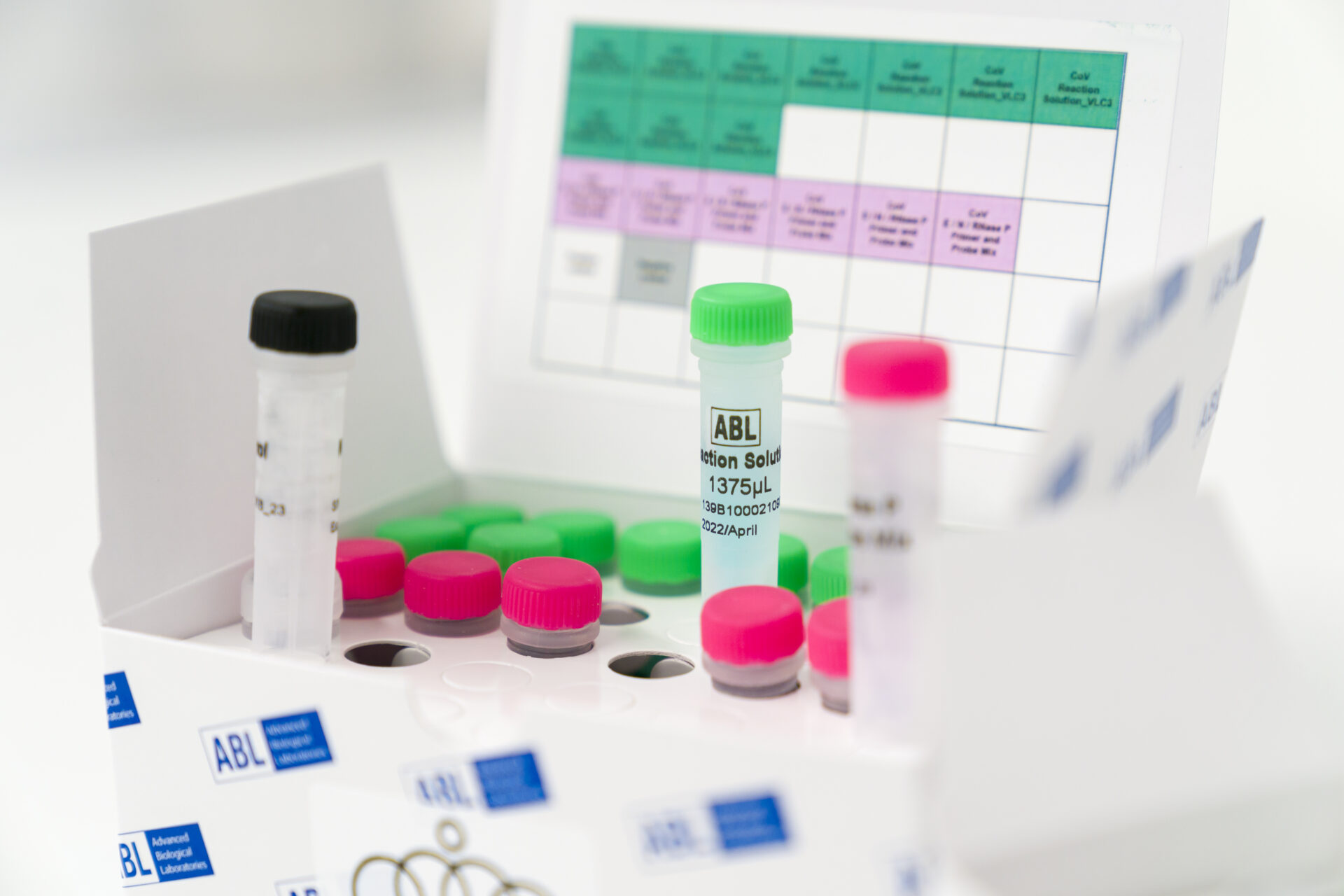 Kits de diagnostic avec réactifs associés, conditionnés en format tube et grille de lecture des résultats (crédit :Emmanuel Claude / Focalize)