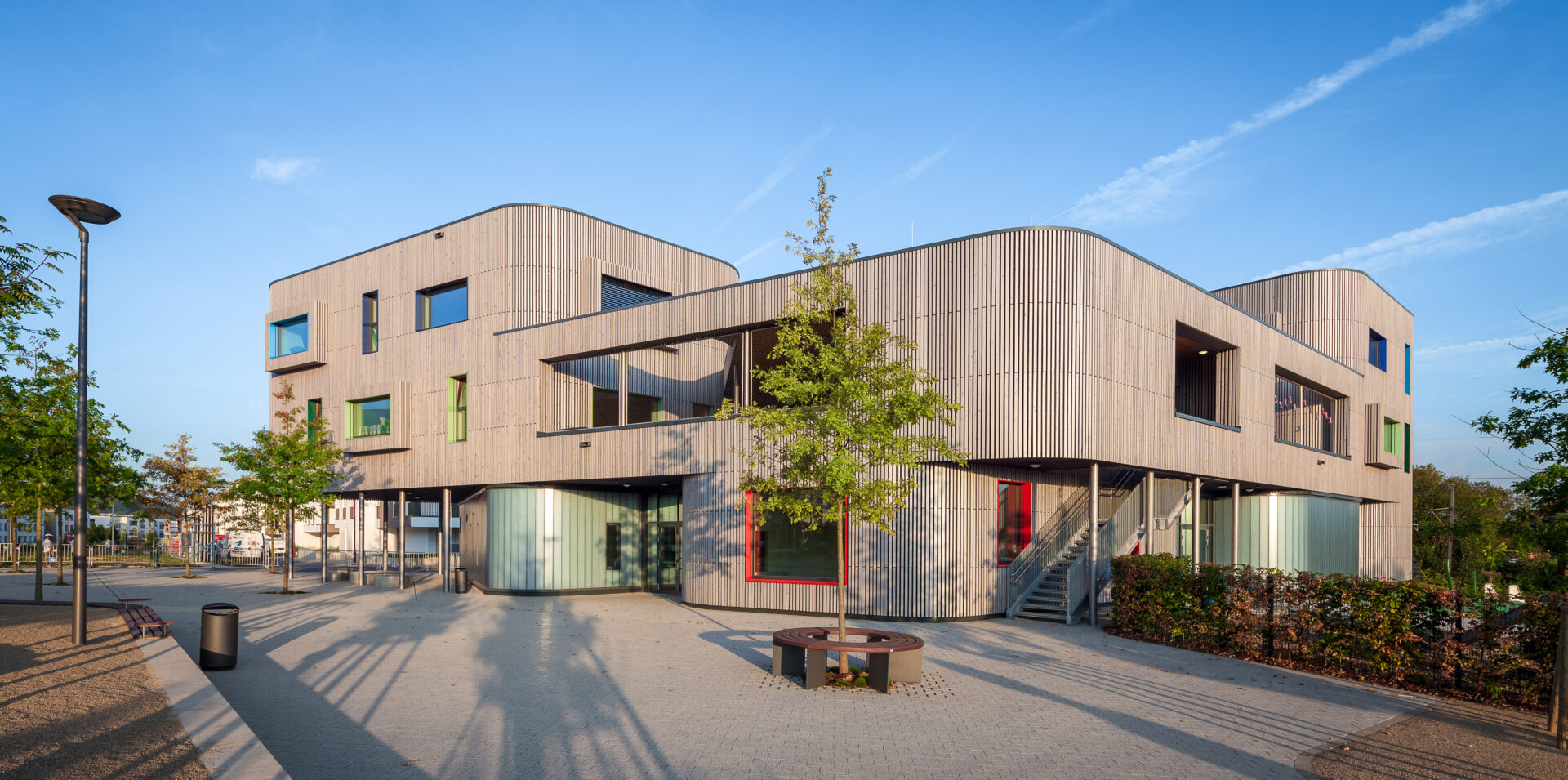 Depuis vingt ans, Alleva Enzio
Architectes a considérablement étoffé sa gamme de services afin de proposer des prestations complètes, de la conception architecturale à l’aménagement d’espaces intérieurs et extérieurs.
Le bureau a notamment travaillé sur la conception de la maison relais de Schifflange (crédit: Alleva Enzio Architecture)
