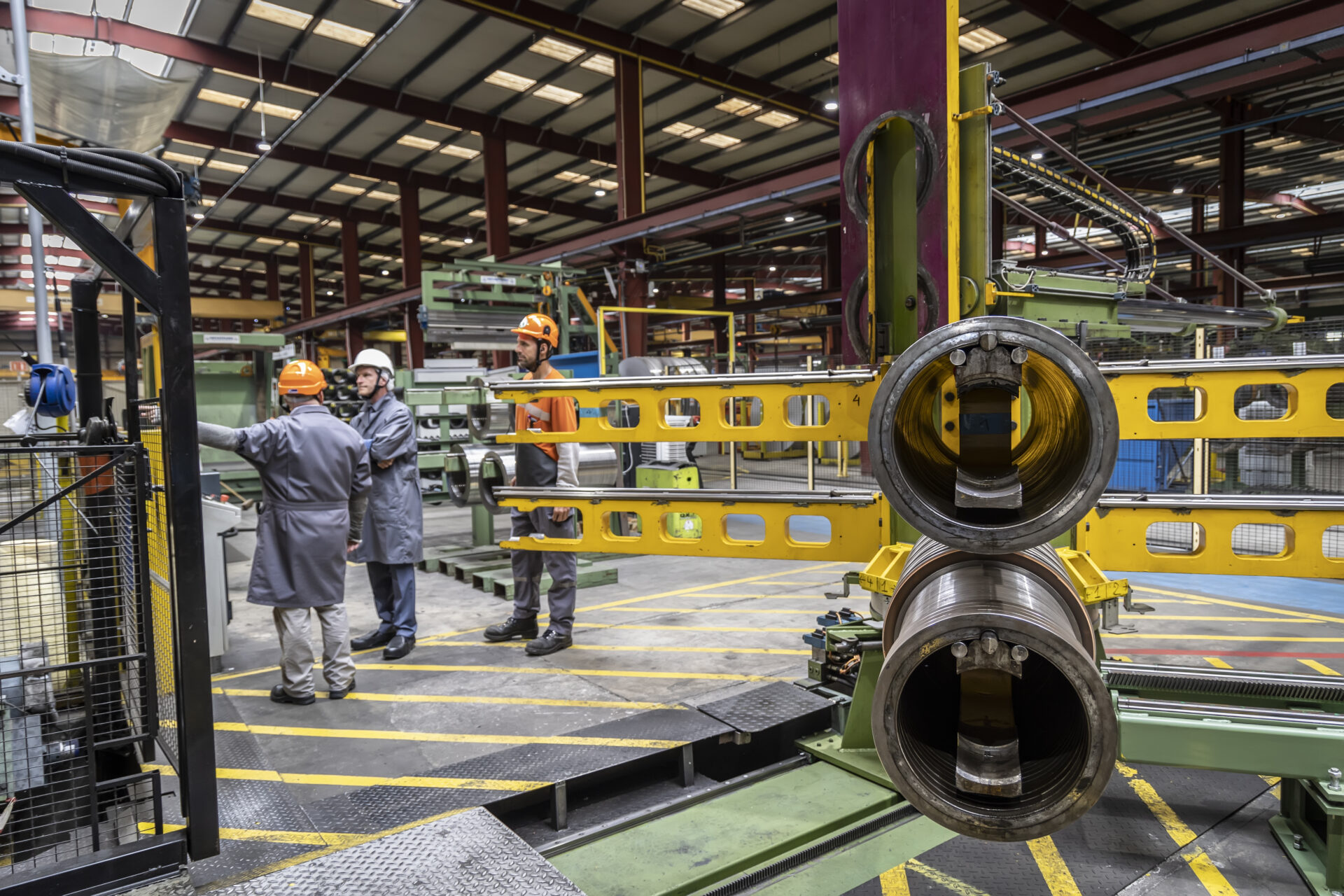 Le Groupe Aperam, dont fait partie Aperam Stainless Services & Solutions Luxembourg, est
né en 2011 de la scission des activités aciers inoxydables et aciers spéciaux d’ArcelorMittal. Au Luxembourg, Aperam Stainless Services & Solutions fournit des solutions à valeur ajoutée et personnalisées grâce à son parachèvement et à la transformation de bobines d’acier inoxydable (découpe de bobines, fabrication de barres, polissage) selon les exigences spécifiques de ses clients (secteur automobile, fournitures urbaines, …) (crédit: Laurent Antonelli/ Agence Blitz)