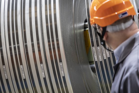 Le Groupe Aperam, dont fait partie Aperam Stainless Services & Solutions Luxembourg, est
né en 2011 de la scission des activités aciers inoxydables et aciers spéciaux d’ArcelorMittal. Au Luxembourg, Aperam Stainless Services & Solutions fournit des solutions à valeur ajoutée et personnalisées grâce à son parachèvement et à la transformation de bobines d’acier inoxydable (découpe de bobines, fabrication de barres, polissage) selon les exigences spécifiques de ses clients (secteur automobile, fournitures urbaines, …) (crédit: Laurent Antonelli/ Agence Blitz)
