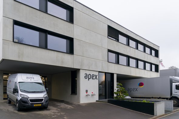Le nouveau bâtiment de l’entreprise à Contern, se veut respectueux de l’environnement. Il est déjà prêt à accueillir une flotte de camions électriques grâce à des bornes de chargement adaptées et est équipé de panneaux photovoltaïques (crédit: Emmanuel Claude/ Focalize)