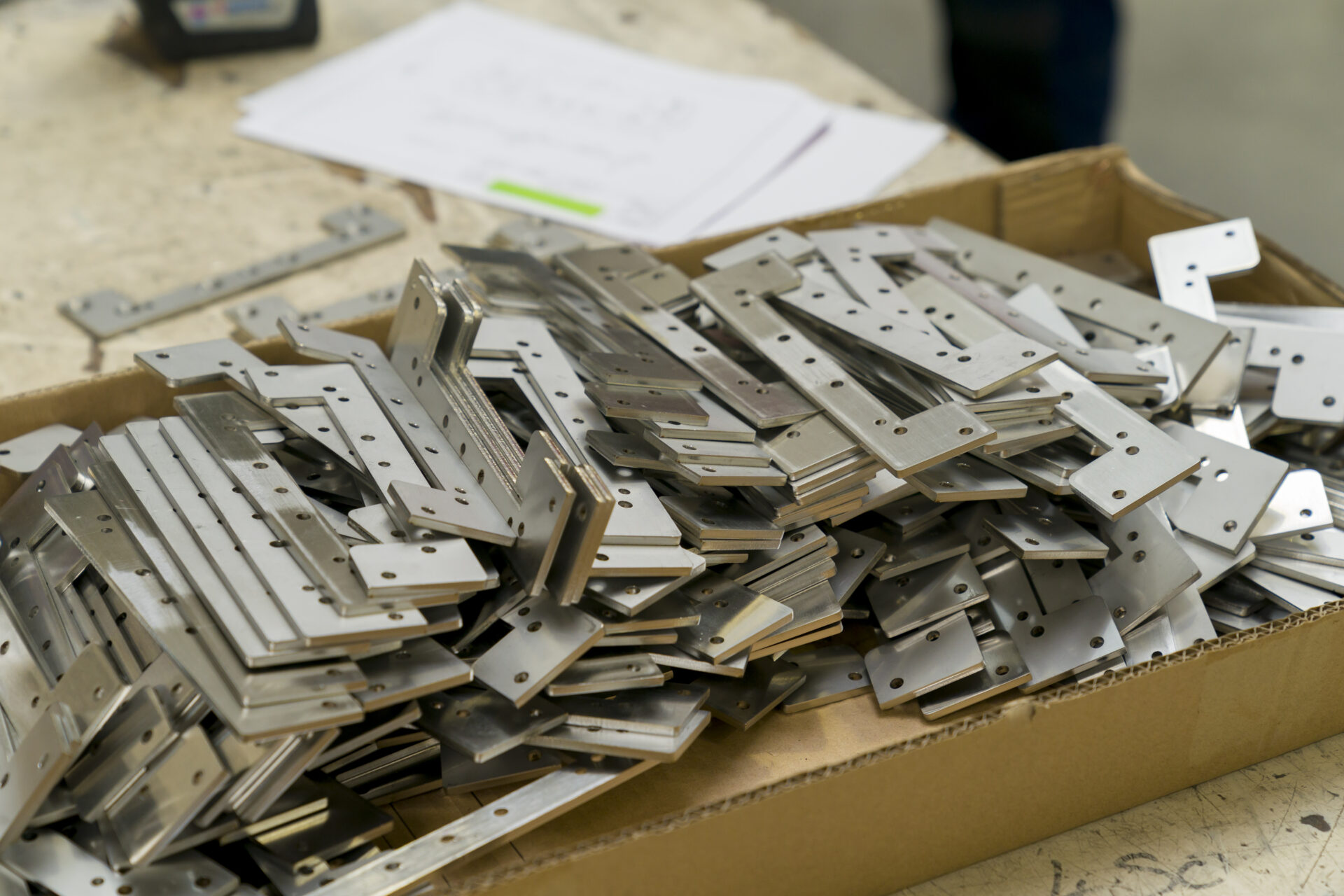 Les produits qui sortent des ateliers sont soit des pièces destinées à de la sous-traitance industrielle, soit des produits finis fabriqués sur mesure comme des  présentoirs, casiers, boîtes aux lettres… (crédit: Emmanuel Claude/ Focalize)