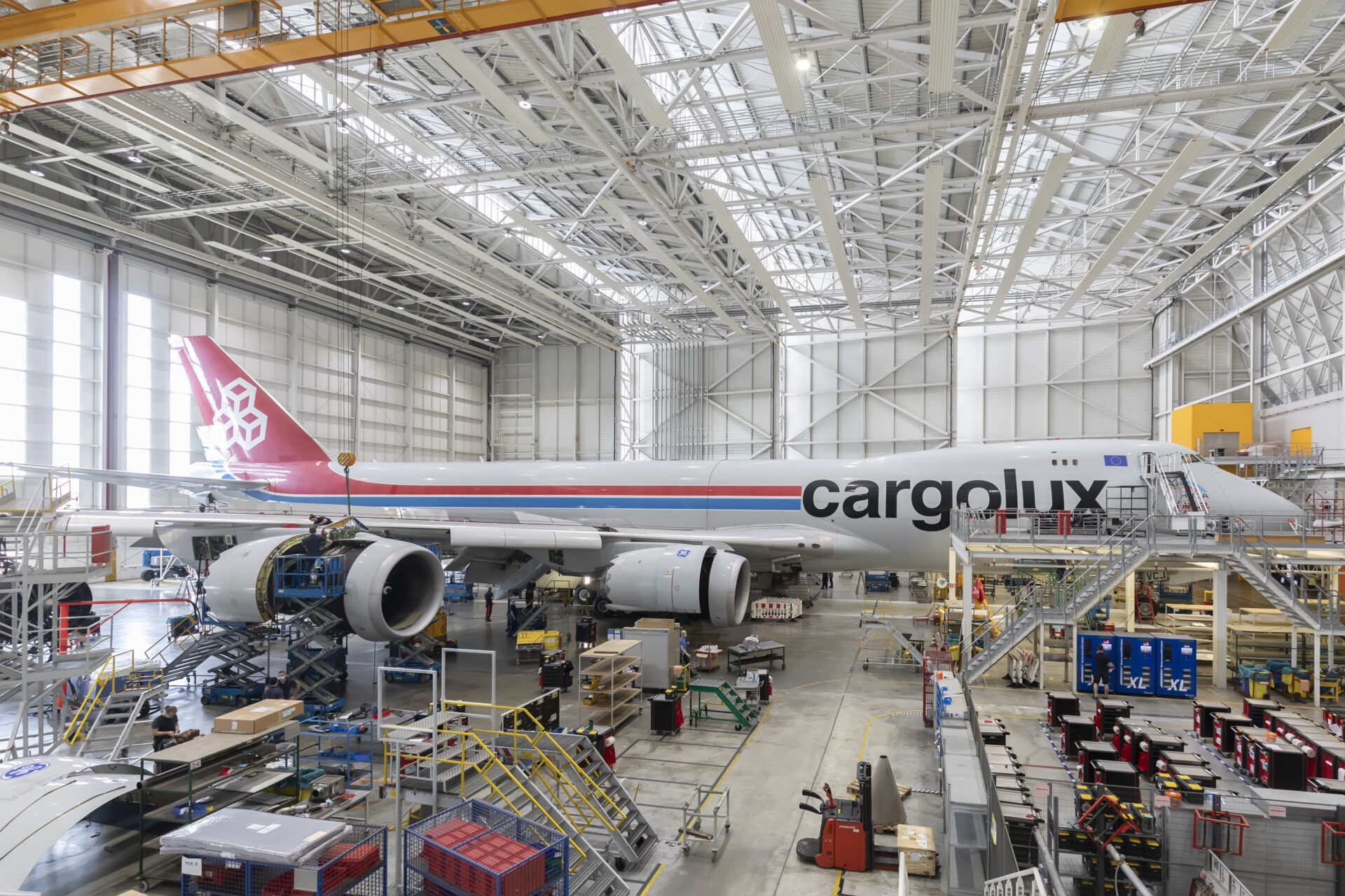 Cargolux is Europe’s biggest all-cargo airline with a fleet of modern Boeing 747-8 and 747-400 freighters. As an undisputed leader in air cargo, the company offers an extensive product range, covering everything from  everyday cargo to shipments that require attention to detail, special treatment and expert handling. In addition to its 747-8 flight simulator, Cargolux also operates an FFS for the 747-400F. This second simulator is in operation since 2000 and, like the 747-8 FFS, is used for the training of Cargolux’s crew. Both are in the new headquarters in Sandweiler (crédit: Laurent Antonelli / Agence Blitz)