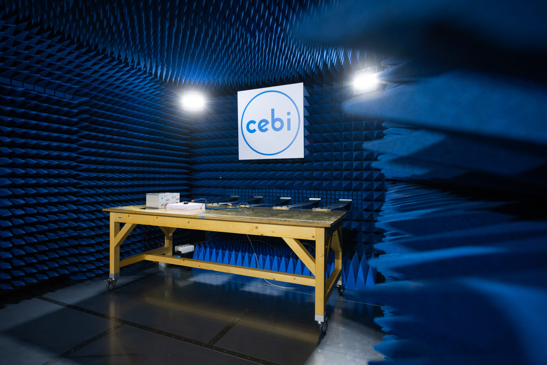 Le laboratoire comprend une salle pour tester la compatibilité électromagnétique (EMC) entre plusieurs systèmes électroniques devant cohabiter dans un même véhicule ou appareil. (crédit : Cebi)