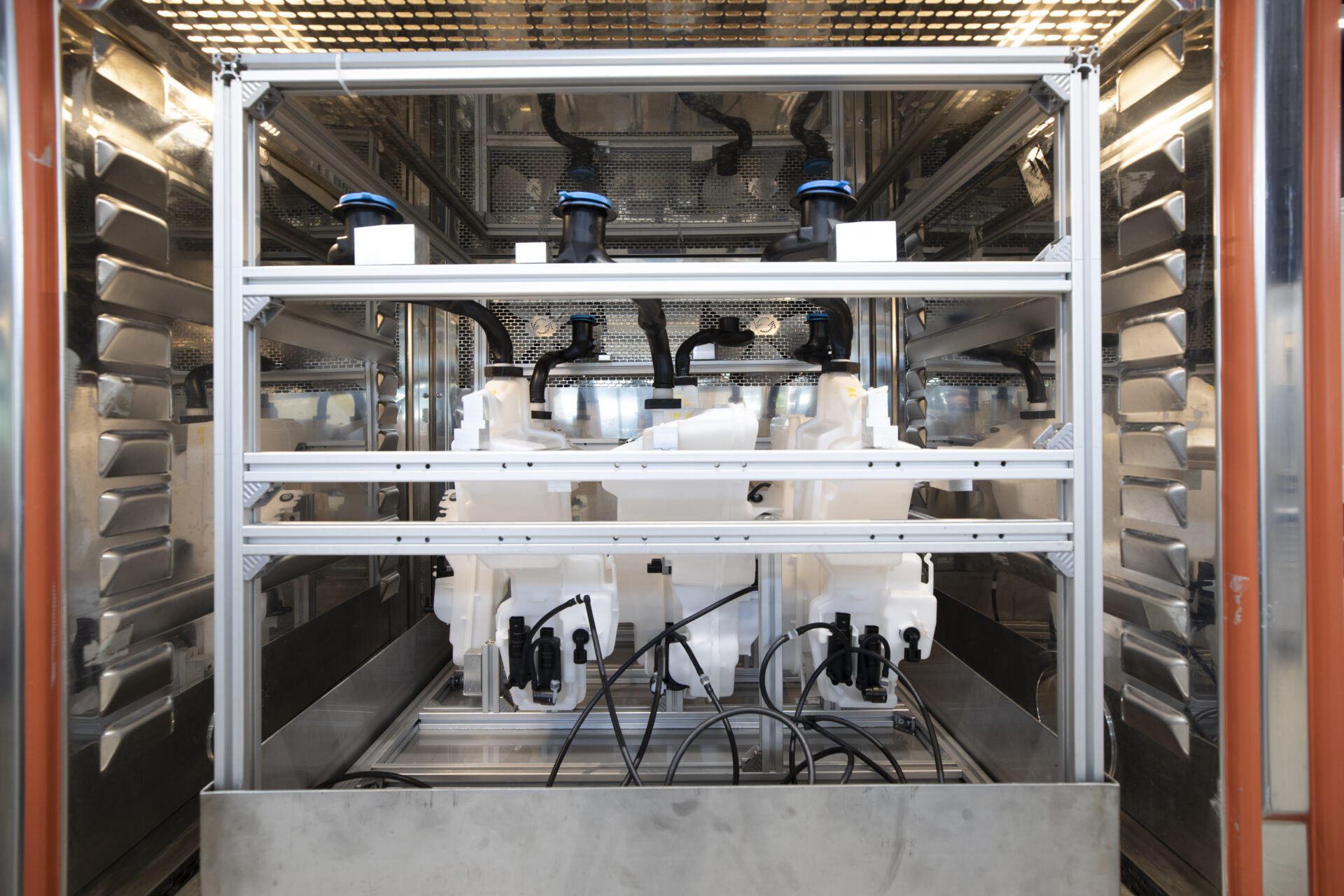 Test d'un système de lavage dans le laboratoire de Cebi. (crédit : Guy Wolff)