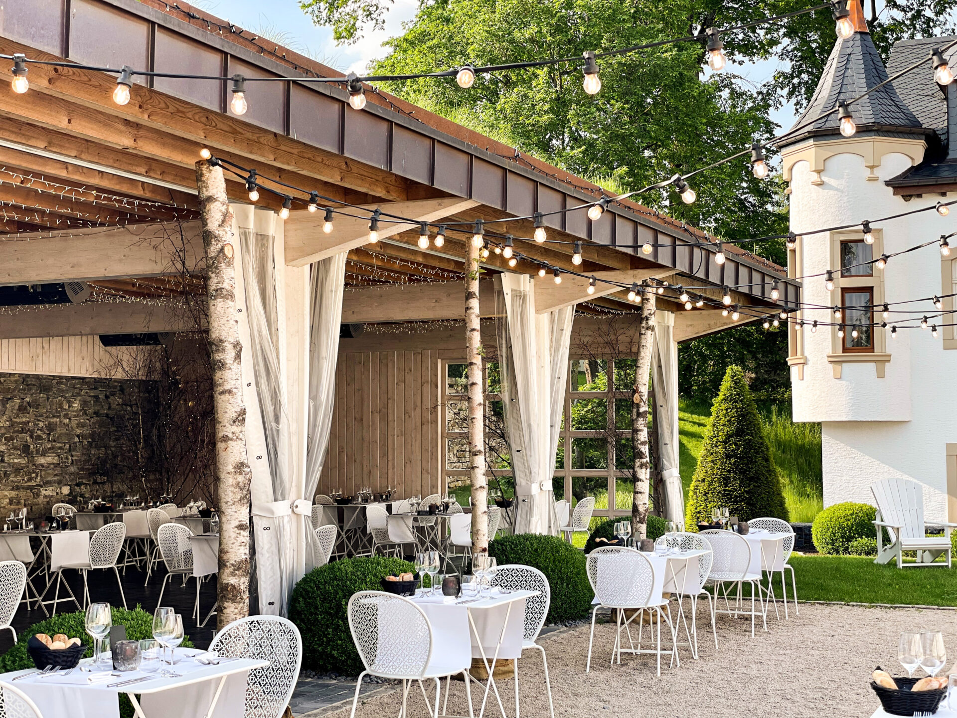 Le château d’Urspelt, vieux de plus de 300 ans, a été entièrement restauré entre 2005 et 2008 pour se transformer en un luxueux hôtel de charme, apprécié pour des séjours individuels ou des événements. Il accueille chaque année plus de 300 événements et peut s’enorgueillir d’avoir été le théâtre de 650 mariages depuis
son ouverture (crédit: Emmanuel Claude/ Focalize)