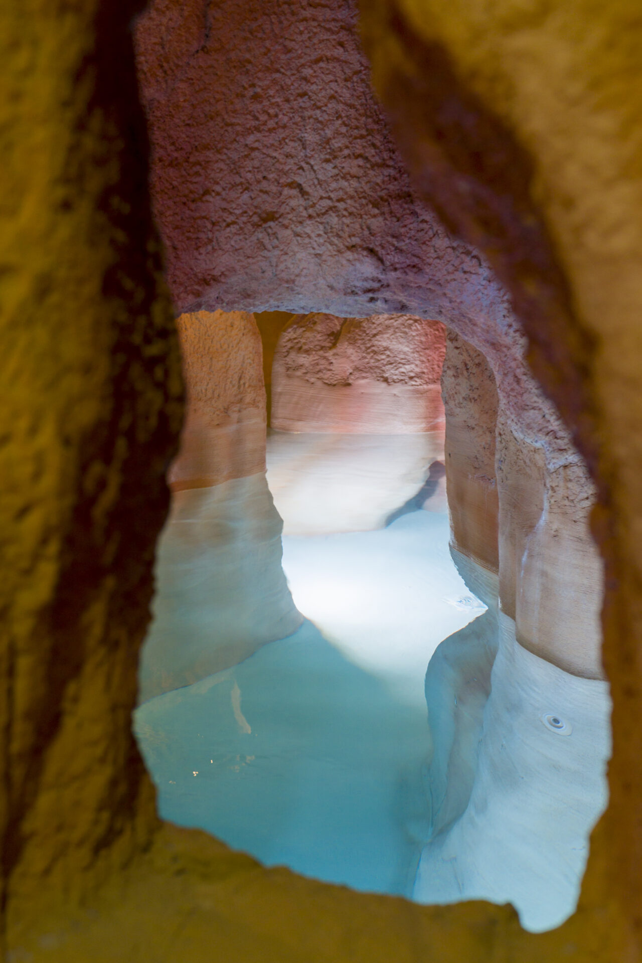 Le spa, ouvert en 2021, propose hammam, sauna, jacuzzi ainsi que des massages et soins
et surtout une piscine thématique en forme de grotte (photo) qui attire des clients d’assez loin et remporte un grand succès sur Instagram (crédit: Emmanuel Claude/ Focalize)