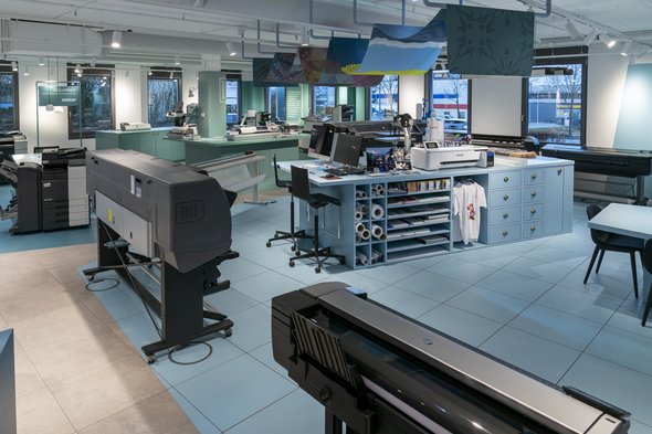 Fondé en 1946, le groupe est actif dans deux domaines d'activité dissociés en deux marques : CK | Offices Technologies (solutions bureautiques : vente de matériel bureautique tels que photocopieurs ; imprimantes petit et large format ; matériel audiovisuel ; solutions de scanning, IT ; digitalisation) et CK | Sport & Fitness (avec des complexes sportifs pour tennis, badminton, squash, bowling, salles de fitness…) (crédit: Emmanuel Claude/ Focalize et CK Group)