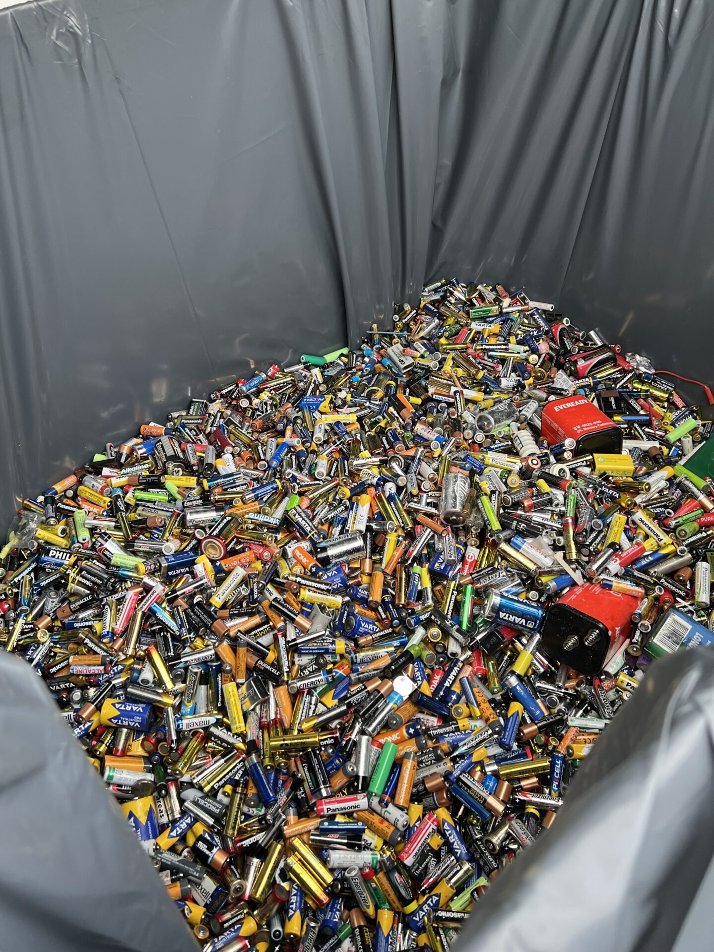 Ecobatterien asbl assure la collecte et le tri des batteries au Luxembourg, depuis les piles jusqu'aux batteries d'automobile. (crédit : Ecobatterien asbl)