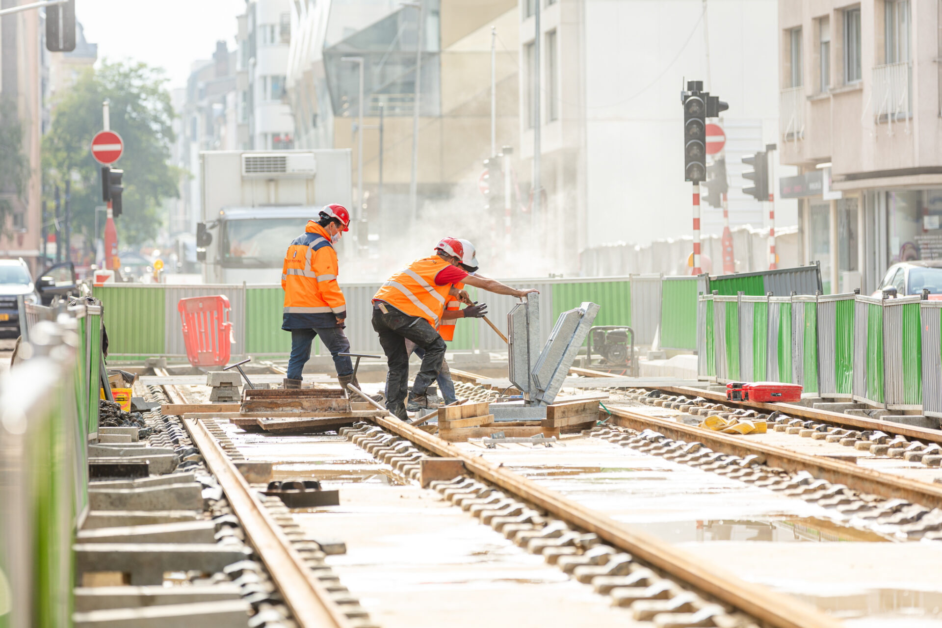 Le groupe offre aujourd’hui une large diversité de métiers, se positionnant comme partenaire de référence pour la réalisation de projets d’envergure. Ces métiers englobent le génie civil, la construction générale, le montage et la promotion immobilière, le désamiantage, la déconstruction, la démolition, l’électricité générale, la mécanique poids lourds et engins de chantiers. La société travaille sur plusieurs projets : des lots du tram à Luxembourg Ville, les réseaux du futur bâtiment Skypark Business Center, la construction de l’extension du Parlement européen au Kirchberg (la démolition du bâtiment Jean Monnet) (crédit: groupe Costantini)