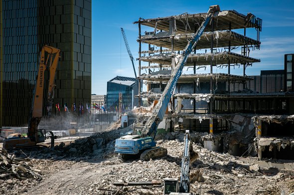 Le groupe offre aujourd’hui une large diversité de métiers, se positionnant comme partenaire de référence pour la réalisation de projets d’envergure. Ces métiers englobent le génie civil, la construction générale, le montage et la promotion immobilière, le désamiantage, la déconstruction, la démolition, l’électricité générale, la mécanique poids lourds et engins de chantiers. La société travaille sur plusieurs projets : des lots du tram à Luxembourg Ville, les réseaux du futur bâtiment Skypark Business Center, la construction de l’extension du Parlement européen au Kirchberg (la démolition du bâtiment Jean Monnet) (crédit: groupe Costantini)