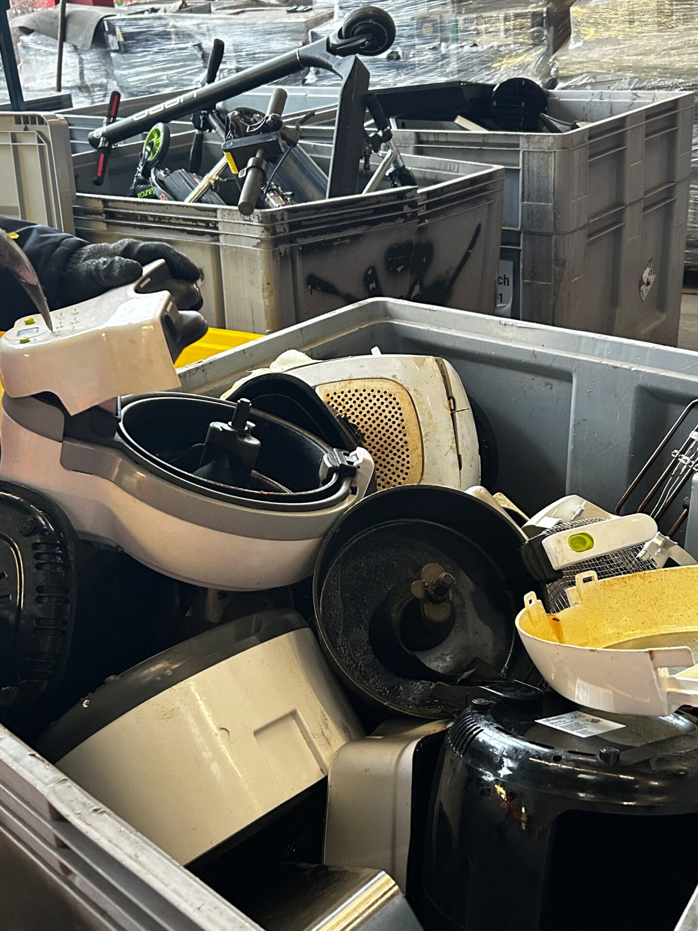 Sur le site de Bettembourg de l'entreprise PreZero Lamesch il existe une unité de démontage manuel des déchets électriques et électroniques qui vise à valoriser le plus possible de matières réutilisables. (crédit : Ecotrel asbl)