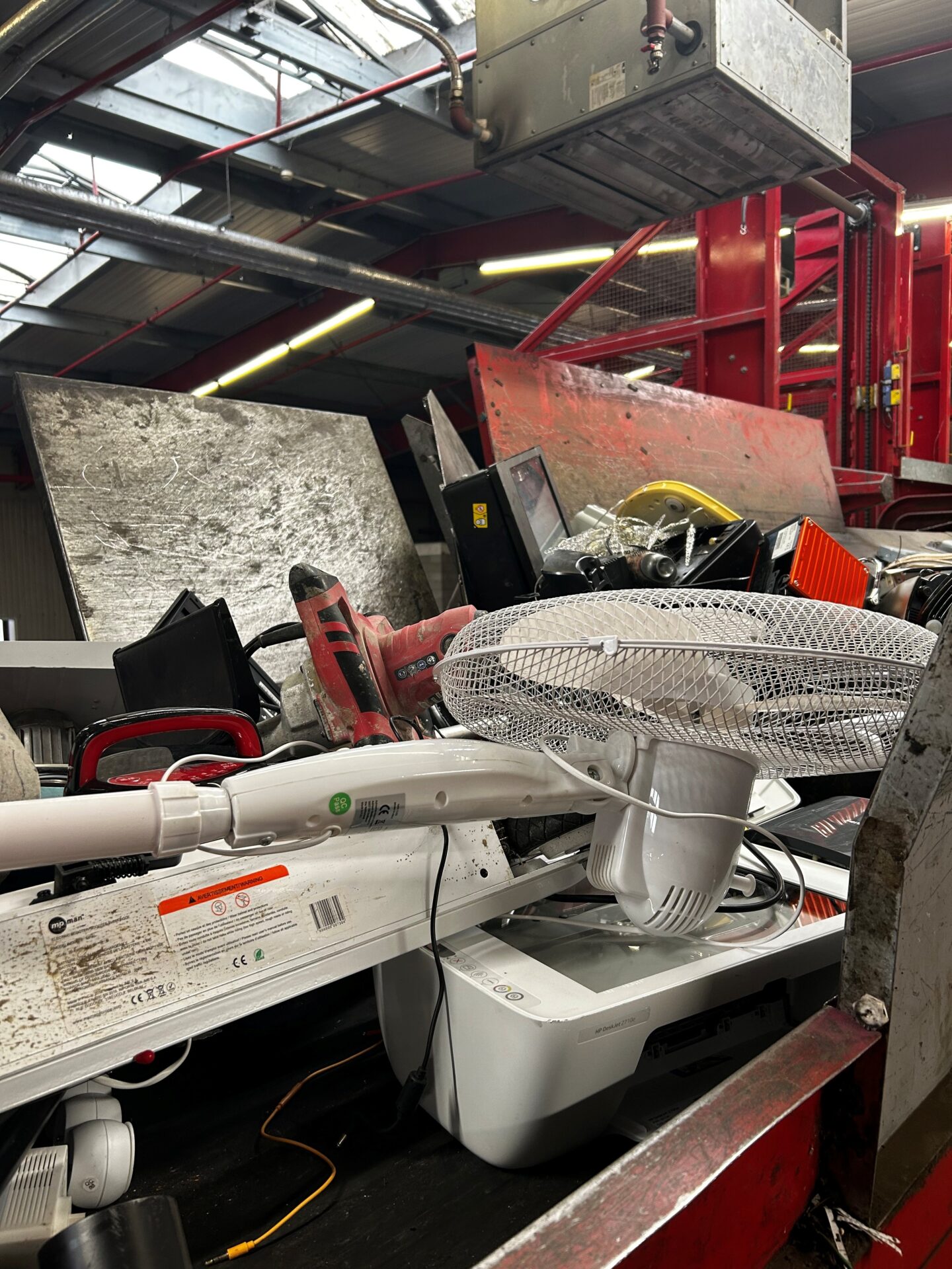 Sur le site de Bettembourg de l'entreprise PreZero Lamesch il existe une unité de démontage manuel des déchets électriques et électroniques qui vise à valoriser le plus possible de matières réutilisables. (crédit : Ecotrel asbl)