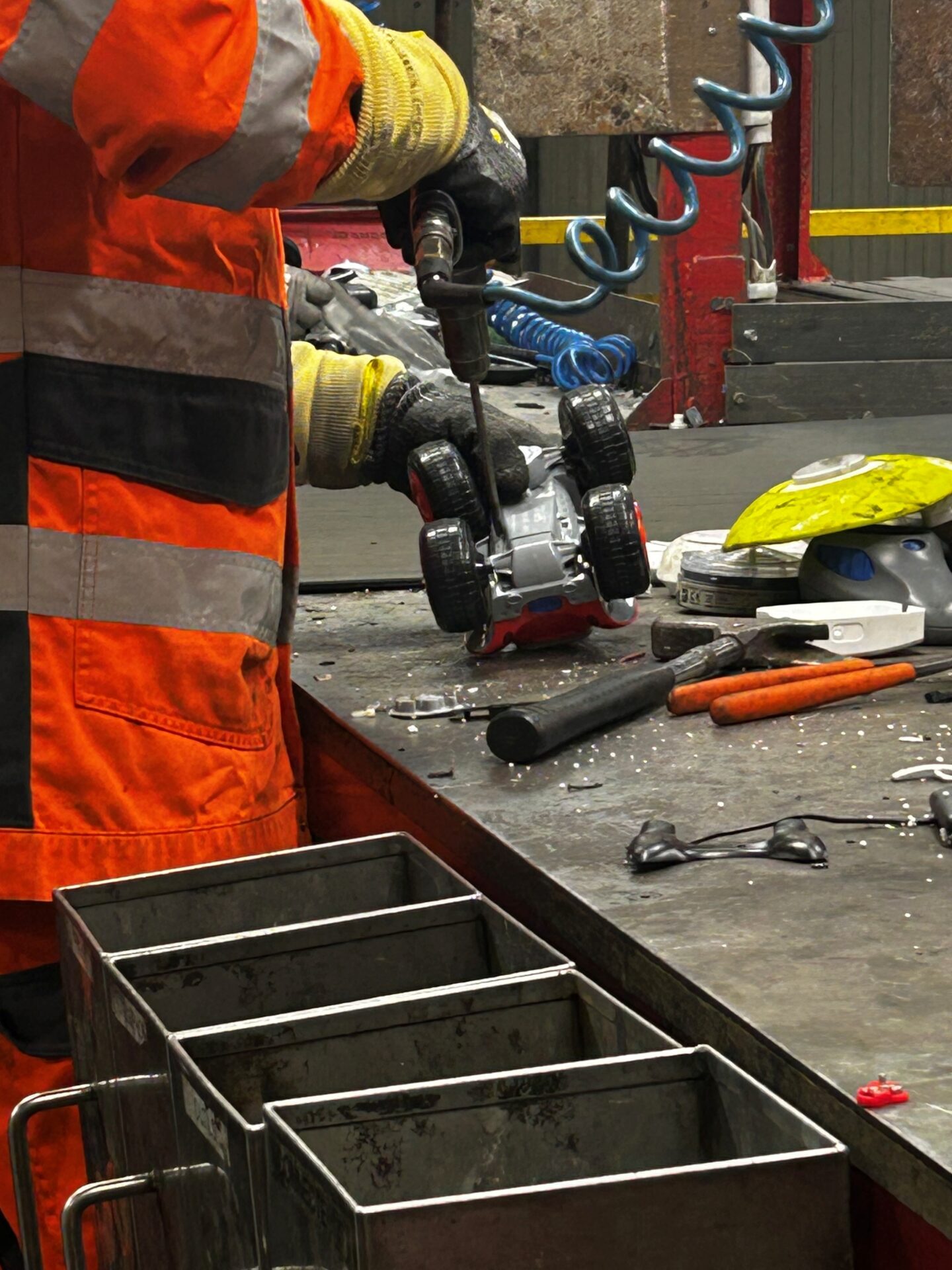 Sur le site de Bettembourg de l'entreprise PreZero Lamesch il existe une unité de démontage manuel des déchets électriques et électroniques qui vise à valoriser le plus possible de matières réutilisables. (crédit : Ecotrel asbl)