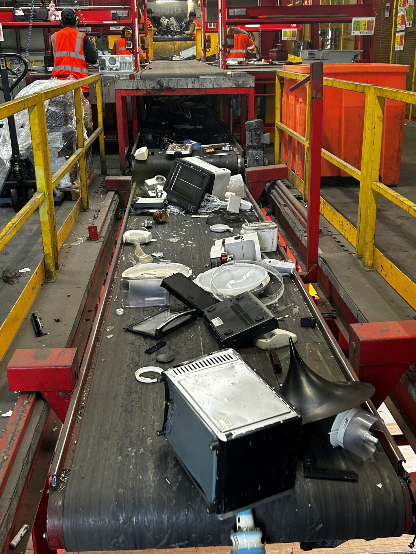 Sur le site de Bettembourg de l'entreprise PreZero Lamesch il existe une unité de démontage manuel des déchets électriques et électroniques qui vise à valoriser le plus possible de matières réutilisables. (crédit : Ecotrel asbl)