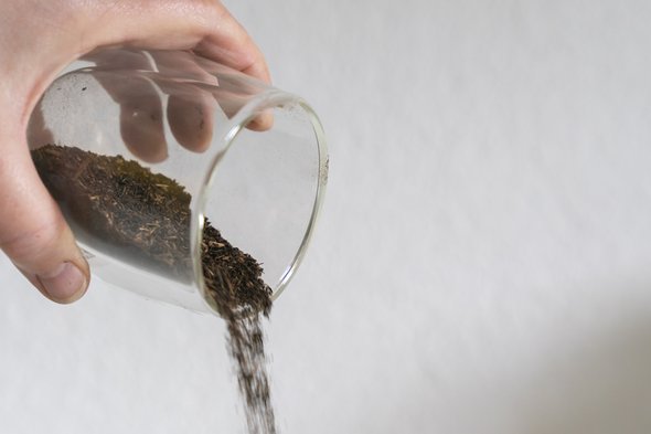 Avec 350g de poudre hyper concentrée il est possible d’obtenir 1.000 litres d’engrais (crédit: Emmanuel Claude/ Focalize)