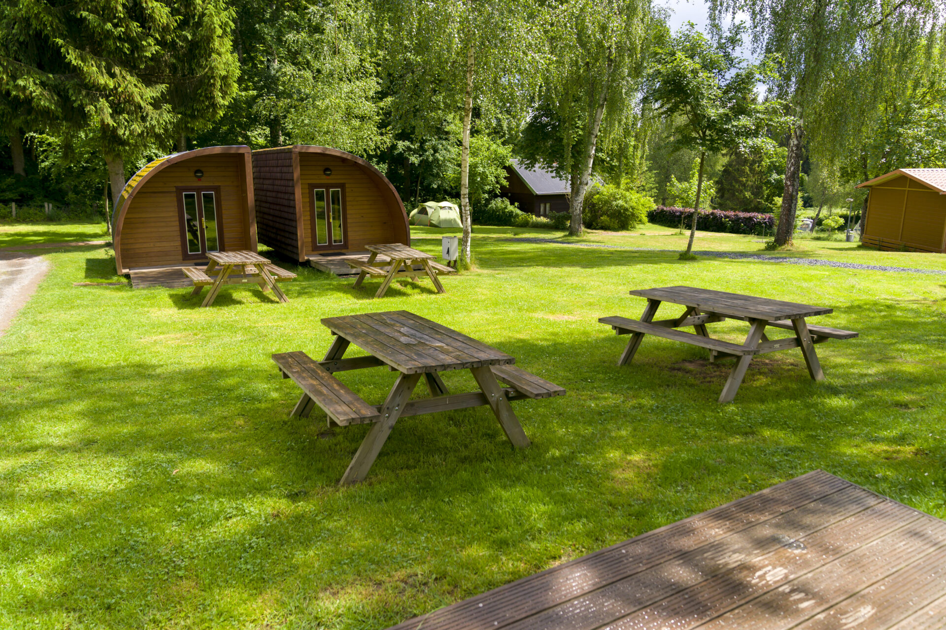De nouveaux hébergements ont fait leur apparition au sein du camping Auf Kengert : des huttes pouvant chacune héberger jusqu’à 4 personnes et des chalets avec terrasse comprenant deux chambres et une salle de séjour (crédit: Emmanuel Claude/ Focalize)