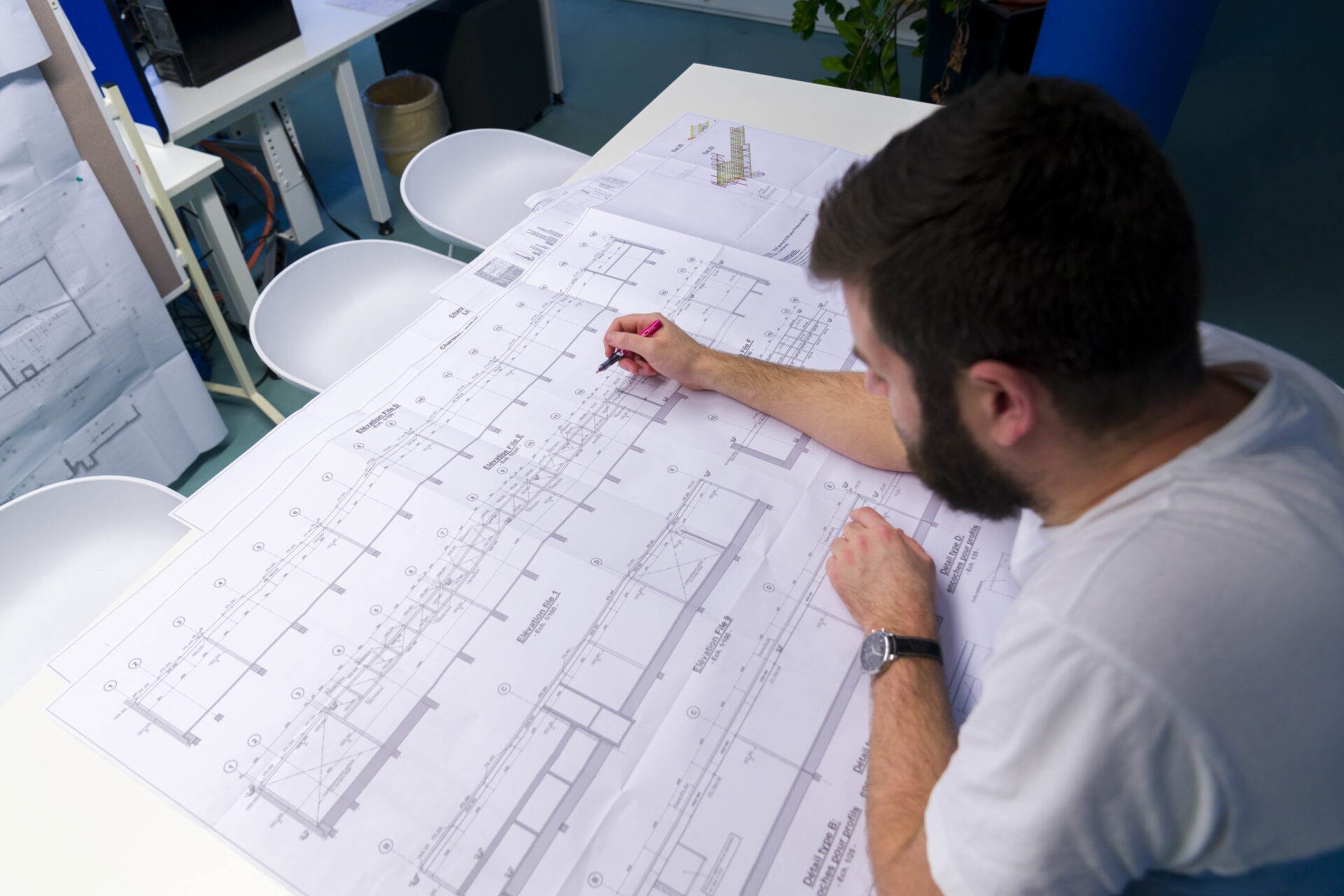 Contrôle des plans dans le cadre d’une étude de structure (crédit: Emmanuel Claude/ Focalize)