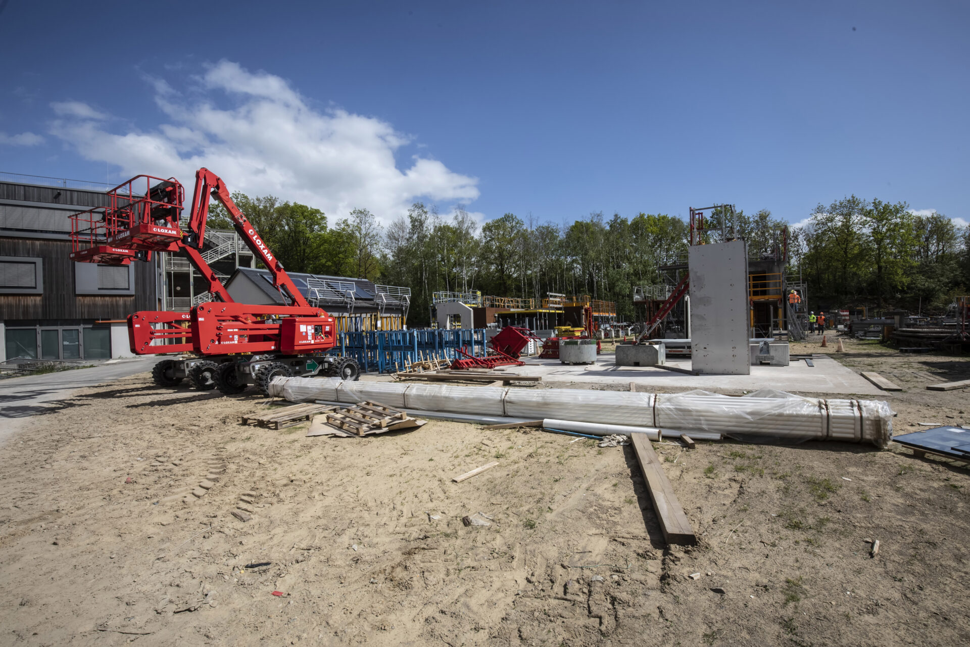 Neobuild est le premier et seul Pôle d'Innovation Technologique de la Construction Durable au Luxembourg. Le bâtiment de Neobuild est et acceuille un laboratoire intégrant plus de 100 matériaux, produits et systèmes différents. Il a été pensé pour tester les différentes technologies et les enduits, les isolants, les différents types de triple-vitrage, les façades en bois-ciment ou les pré-murs isolés sous-vide (crédit: Laurent Antonelli / Agence Blitz)