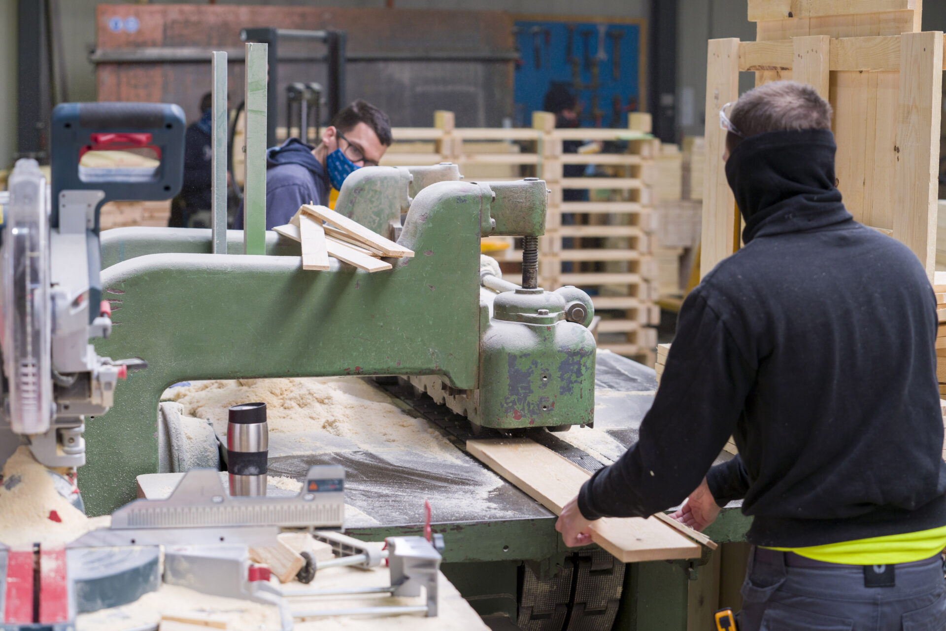 Les équipes fabriquent environ 450.000 caisses par an dont la grande majorité sur mesure (crédit: Emmanuel Claude/ Focalize)