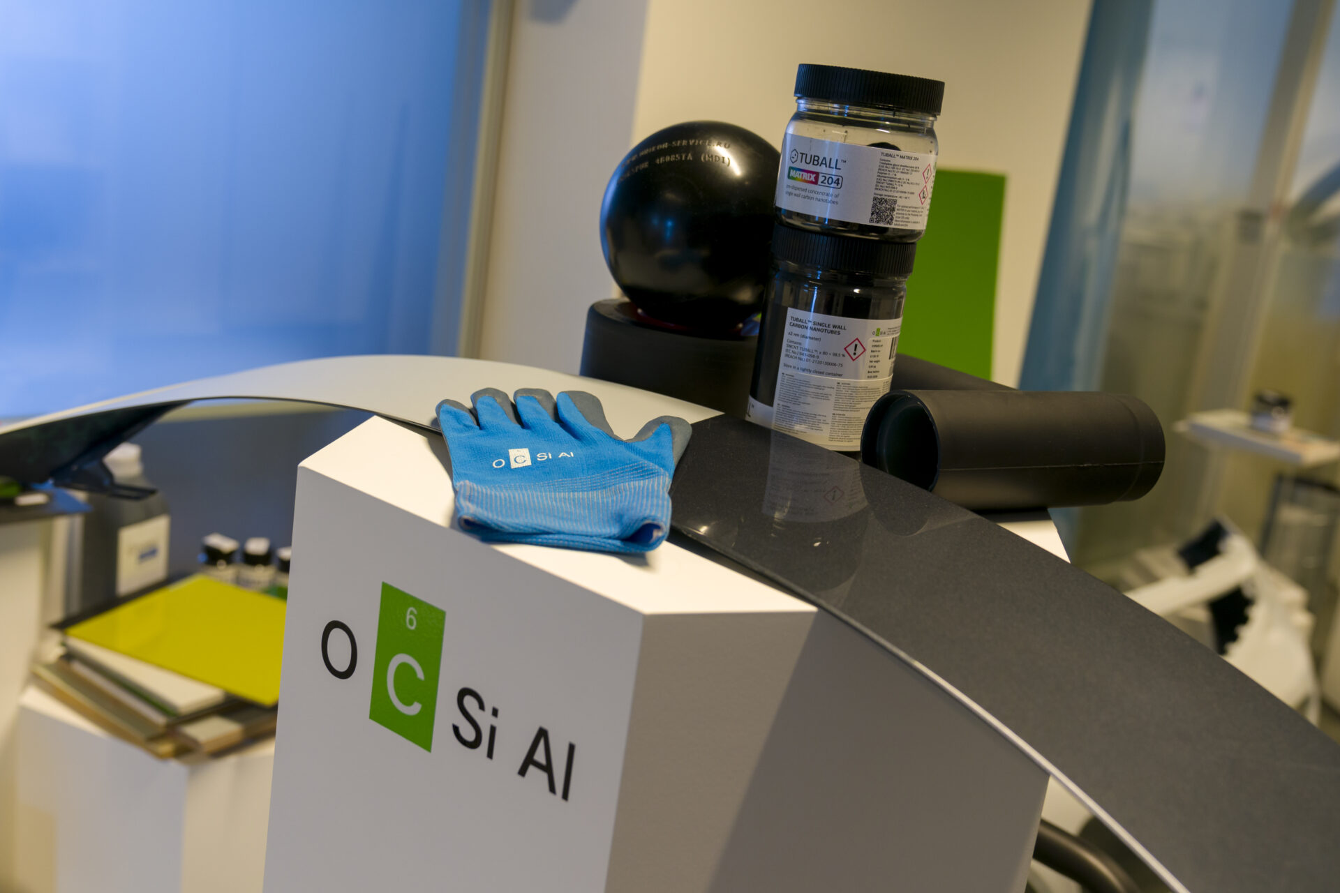 Les nanotubes de graphène peuvent enrichir toutes sortes de matériaux. De nombreuses applications existent notamment dans le secteur des équipements pour l'automobile. Il suffit d'adjoindre 0,2% de nanotubes de graphène dans un matériau pour changer ses propriétés. (crédit: Emmanuel Claude / Focalize)