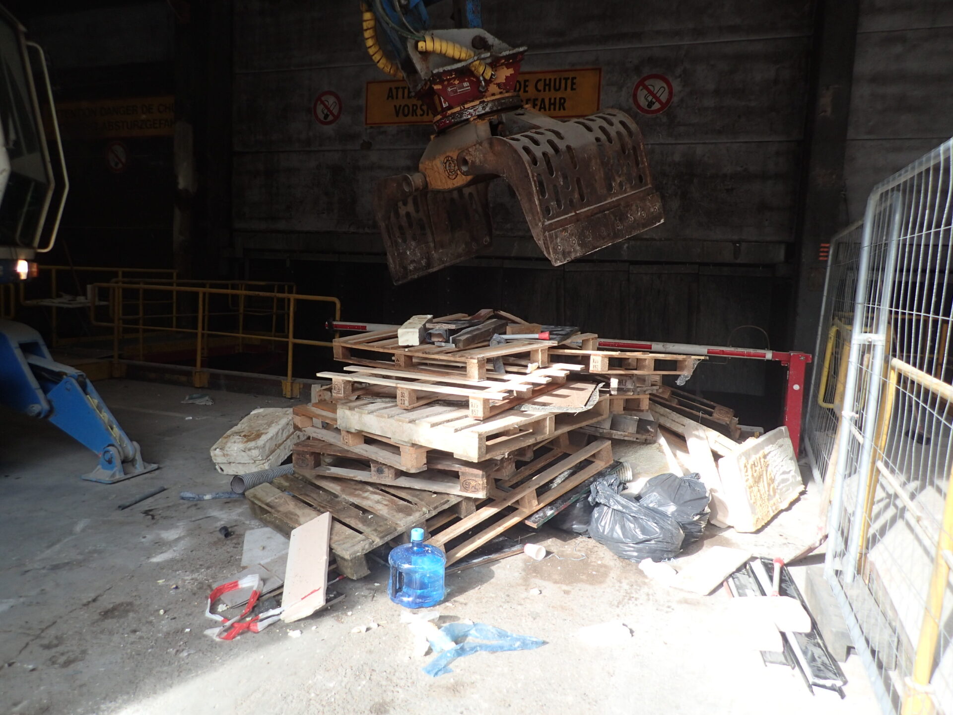Dans les déchets en mélange provenant des entreprises, se trouvent souvent des matières réutilisables, comme le bois ou le carton. (crédit : Administration de l'environnement)