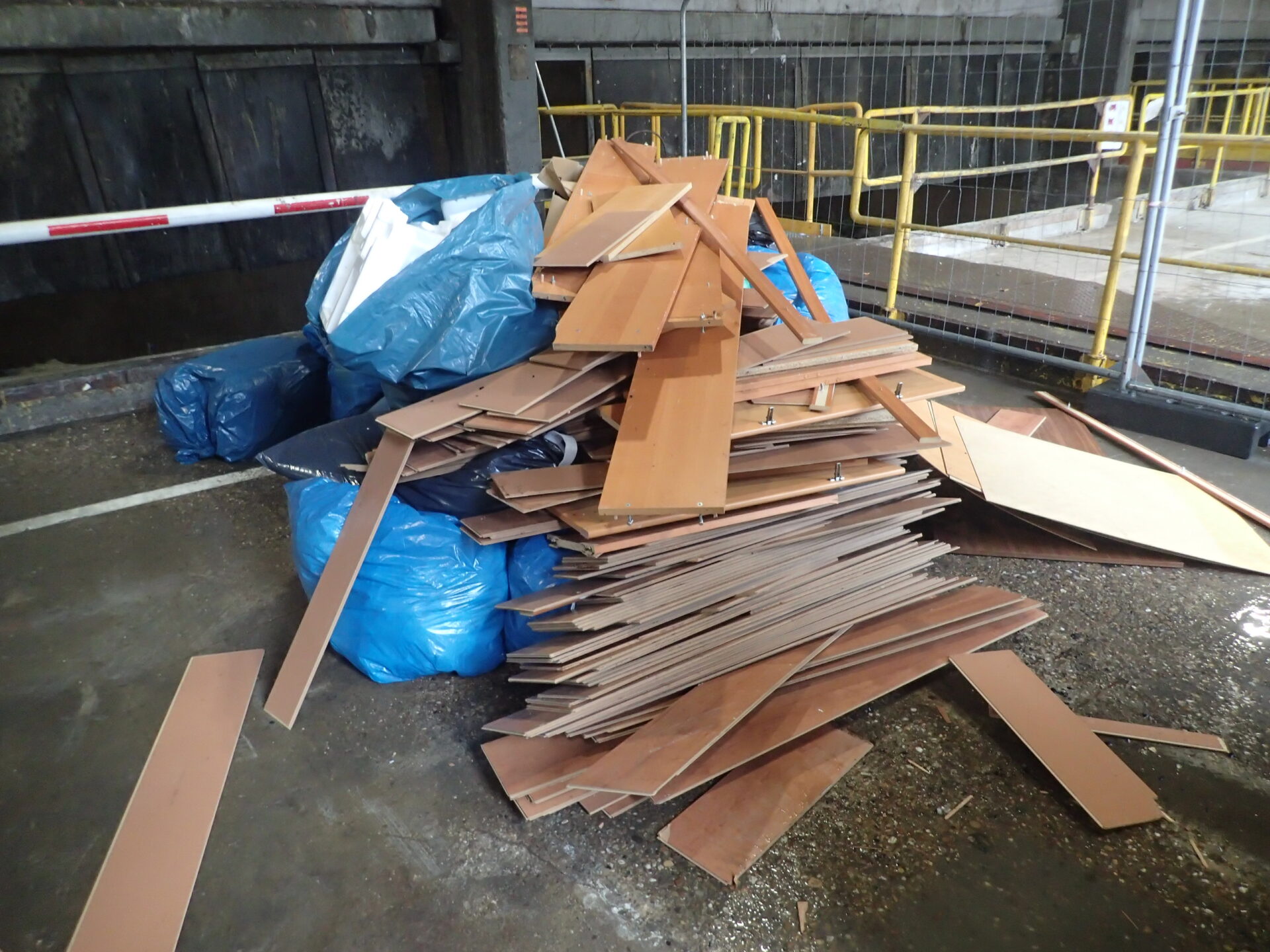 Dans les déchets en mélange provenant des entreprises, se trouvent souvent des matières réutilisables, comme le bois ou le carton. (crédit : Administration de l'environnement)