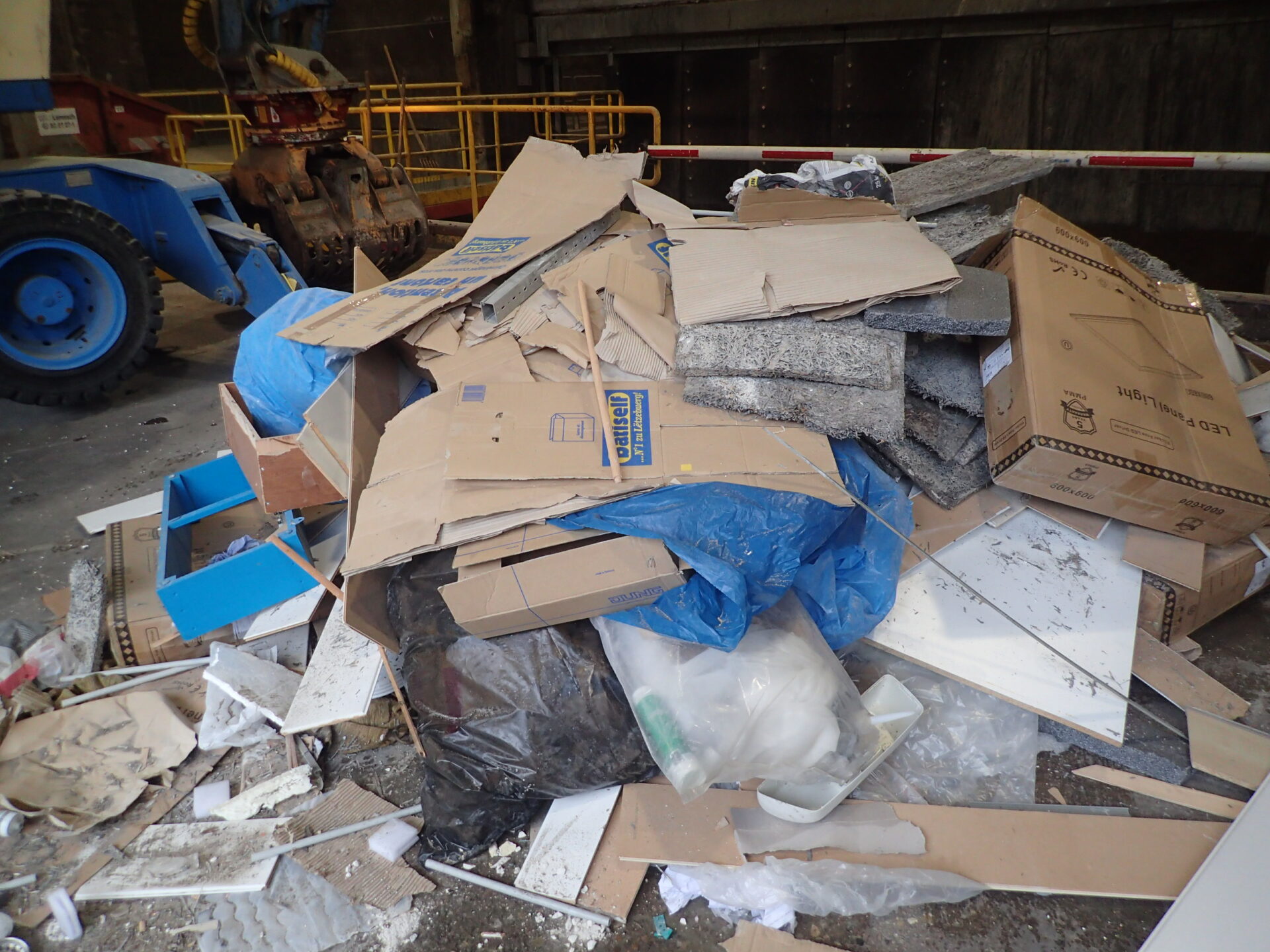 Dans les déchets en mélange provenant des entreprises, se trouvent souvent des matières réutilisables, comme le bois ou le carton. (crédit : Administration de l'environnement)