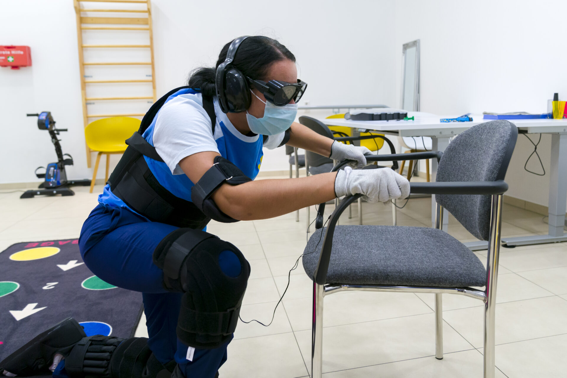 Païperléck a investi dans des équipements de simulation de vieillesse et pathologies qui permettent au personnel de réaliser les difficultés de mobilité des personnes âgées, comme la difficulté à se relever après une chute (crédit: Emmanuel Claude / Focalize)