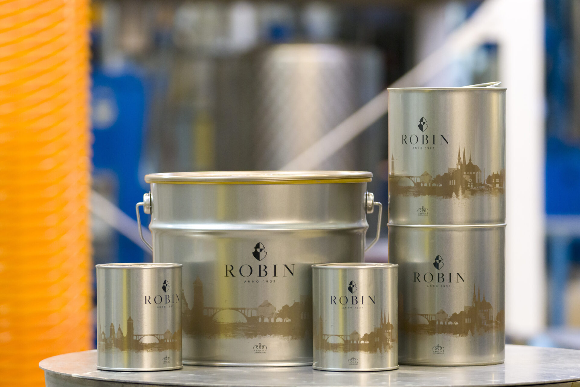 La nouvelle gamme de peinture conçue pour les
particuliers arbore fièrement la skyline de Luxembourg, le logo à l’effigie du chevalier Robin, la date de création de l’entreprise et le label «made in Luxembourg (crédit: Emmanuel Claude/ Focalize)