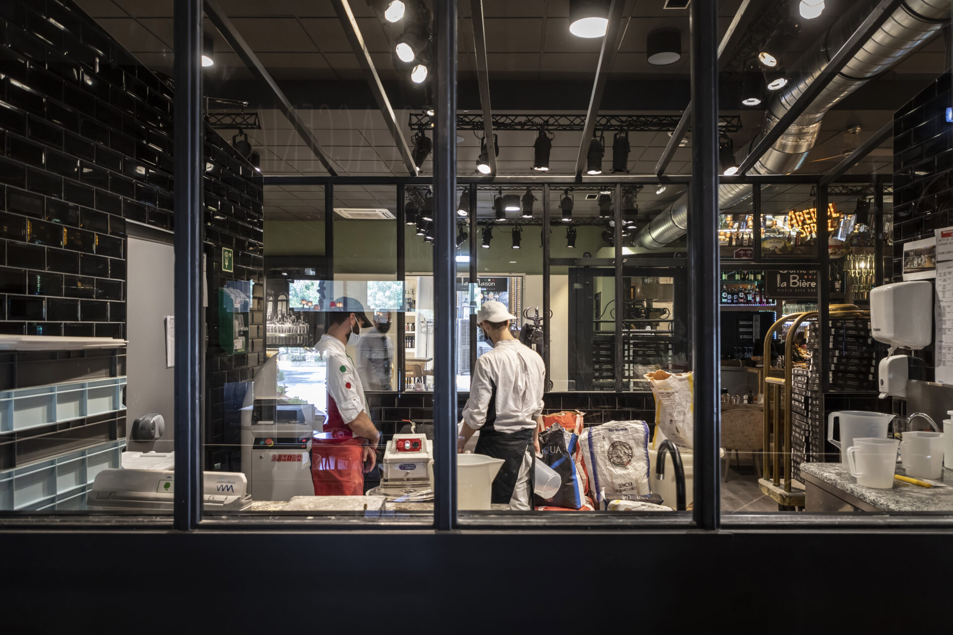 Sur plus de 2.500 m2, dans un improbable
décor de brocante, les convives peuvent aussi déguster des spécialités de la mer, des pizzas, des pâtisseries, des sushis ou profiter d’un bar ou d’une vinothèque. L’épicerie fine Il Mercato et la Rôtisserie Ardennaise ont rejoint le groupe depuis peu (crédit: Laurent Antonelli / Agence Blitz)