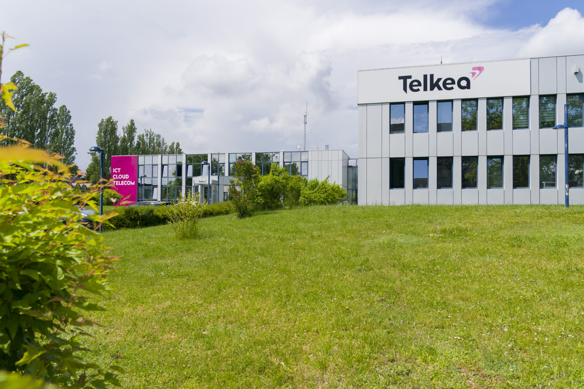 Les locaux de Telkea, situés à Hamm et repensés pour pouvoir ccueillir l’ensemble des équipes, affichent fièrement la devise de l’entreprise "Human Connected" sur le mur du hall d'acceuil (crédit: Emmanuel Claude / Focalize) 