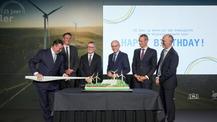 S.A.R le Grand-Duc, Lex Delles, ministre de l’Économie, des PME, de l’Énergie et du Tourisme, Paul Zeimet, directeur général de Soler, Luc Frieden, monsieur le Premier ministre, Serge Wilmes, ministre de l’Environnement, du Climat et de la Biodiversité, Claude Seywert, CEO d’Encevo et Président de Soler. 6 hommes devant un gâteau d'anniversaire