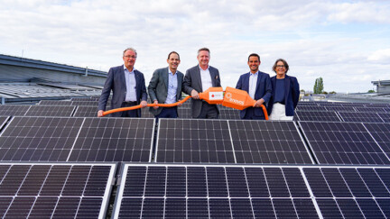 Nouvelle installation photovoltaïque à la Maison des aînés SERVIOR « Grand-Duc Jean » à Dudelange Personnes derrière des panneaux photovoltaïques
