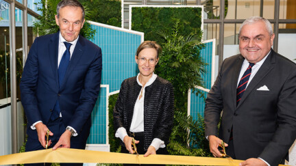 Nicolas Otton, Président du Comité exécutif de BGL BNP Paribas et Responsable du Groupe BNP Paribas au Luxembourg;
Charlotte Chevalier, Directrice générale adjointe de BNP Paribas Cardif, responsable France et Luxembourg;
Arnaud de Dumast, Directeur général de Cardif Lux Vie ©Cardif Lux Vie 3 personnes coupent un ruban