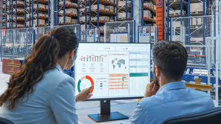 MIT Center for Transportation & Logistics and Mecalux launch executive course on AI for supply chain decision-making 2 personnes de dos regardent l'écran d'un ordinateur dans un hall industriel.