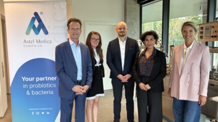 (De g. à dr.) Carlo Thelen, directeur général, Chambre de Commerce; Hannah Mason, Executive assistant of the CEO, Astel Medica; Gontrand Platiau, Marketing manager, Astel Medica; Thouria Louhmadi, CEO, Astel Medica et Stéphanie Damgé, directrice, House of Entrepreneurship (crédit: C.B.) Astel Medica : unique au Luxembourg