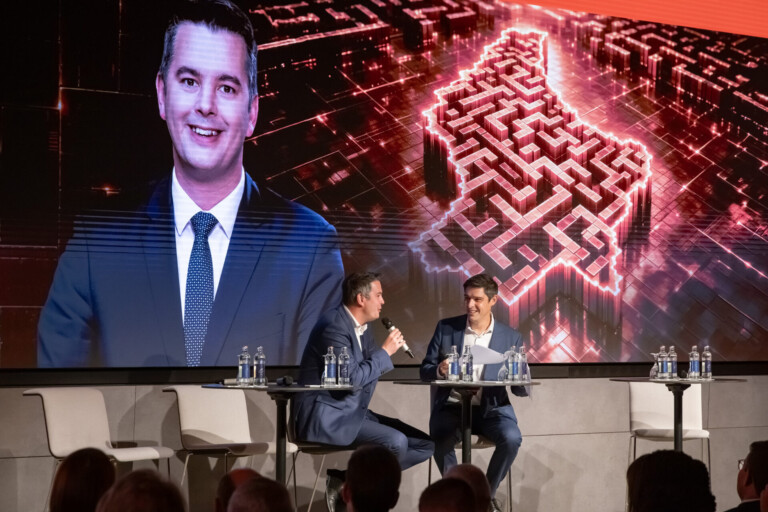 Une conversation entre le ministre de l’Économie Lex Delles et Anthony Villeneuve, économiste senior à la Chambre de Commerce a précédé un débat réunissant chefs d’entreprises et observateurs de la vie économique (crédit: Michel Zavagno / Agence Blitz)
