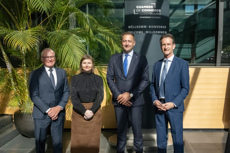 (De g. à d.) Fernand Ernster, président de la Chambre de Commerce ; Christel Chatelain, directrice Affaires économiste de la Chambre de Commerce; Christophe Hansen, commissaire européen à l’Agriculture et à l’Alimentation et Carlo Thelen, directeur général de la Chambre de Commerce (crédit: Michel Zavagno / Agence Blitz)