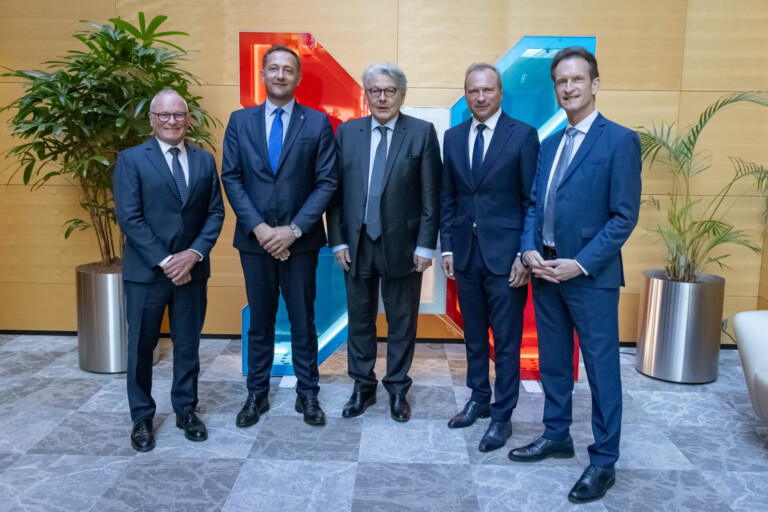 Fernand Ernster, président de la Chambre de Commerce ; Christophe Hansen, commissaire européen à l’Agriculture et à l’Alimentation ; Thierry Breton, ancien commissaire européen au Marché intérieur ; Gilles Roth, ministre des Finances ; Carlo Thelen, directeur général de la Chambre de Commerce (crédit: Michel Zavagno / Agence Blitz)