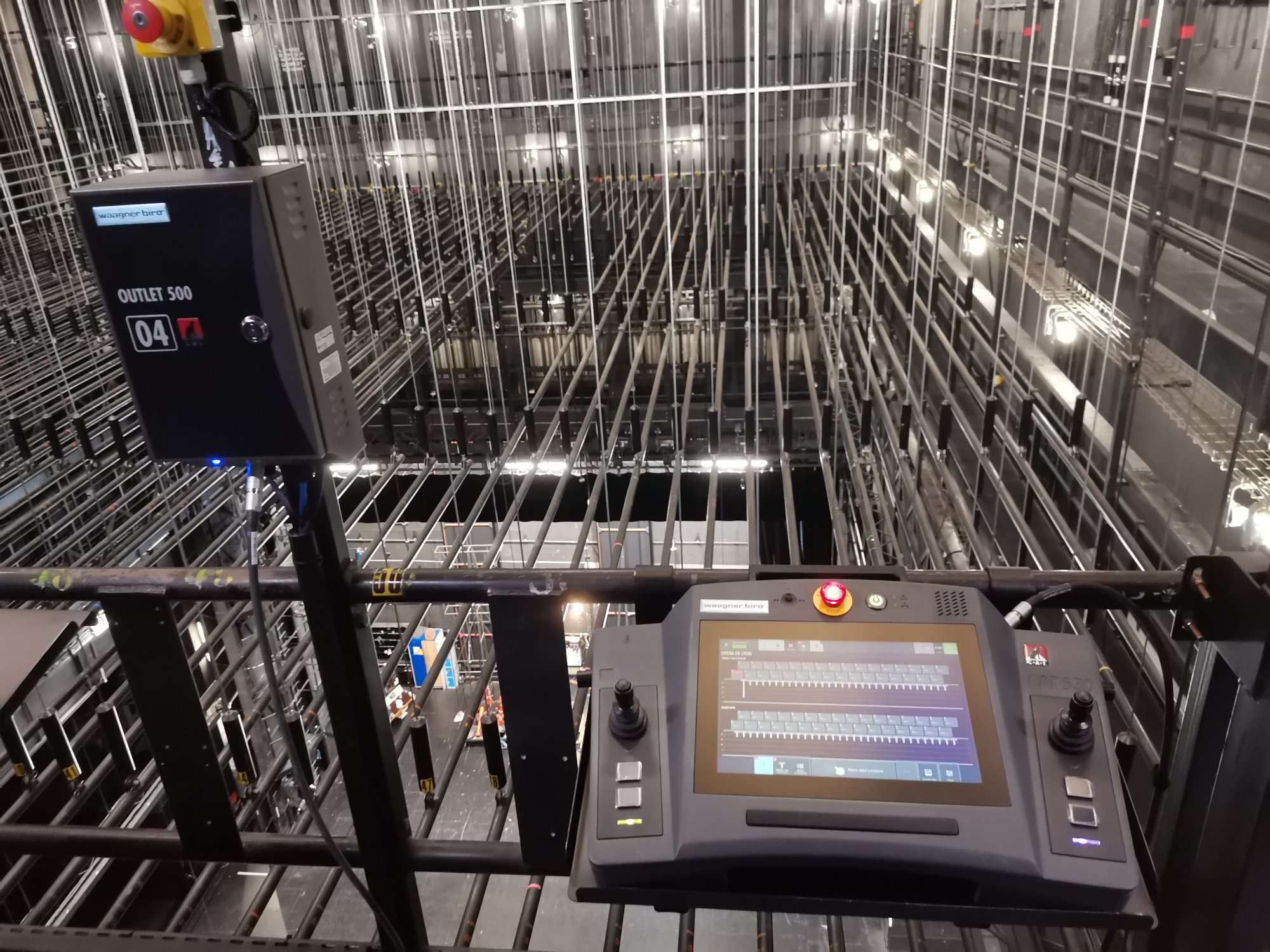 ... l'Opéra de Lyon (crédit: Waagner-Biro Luxembourg Stage Systems)